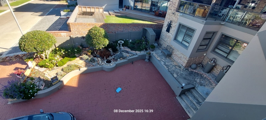 6 Bedroom Property for Sale in Wavecrest Eastern Cape